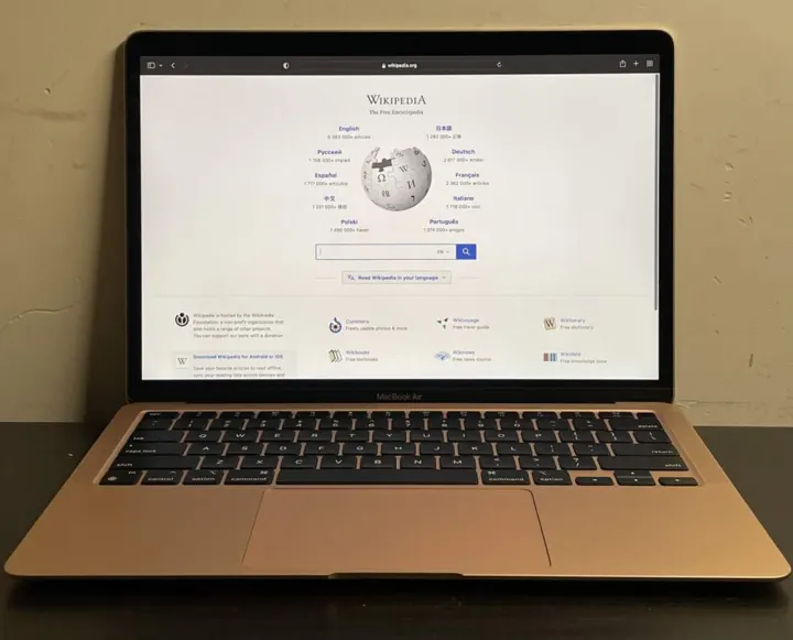 Açık gri MacBook Air dizüstü bilgisayar